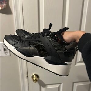 LIKE NEW GUESS Stylish Black Sneakers